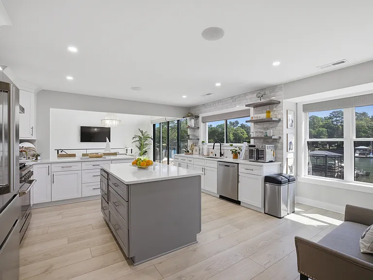 15928 Henry Ln — Photo 13