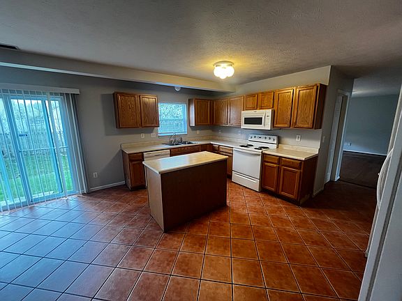 4th image of 741 Yellowwood Dr