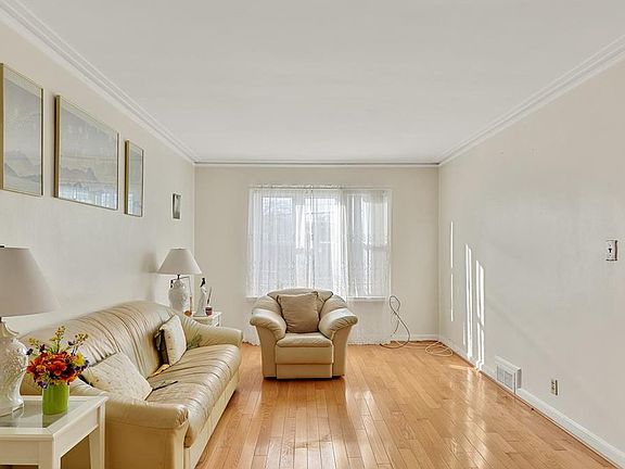 2nd image of 2526 Seymour Ave