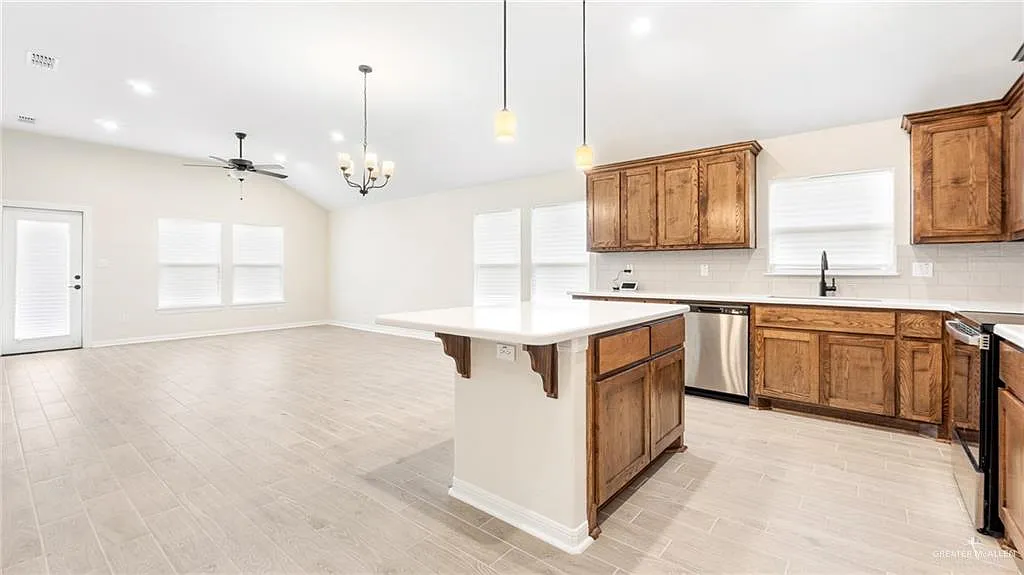 3 bed, 2.0 bath, 1485 sqft, $2,000 — Photo 4