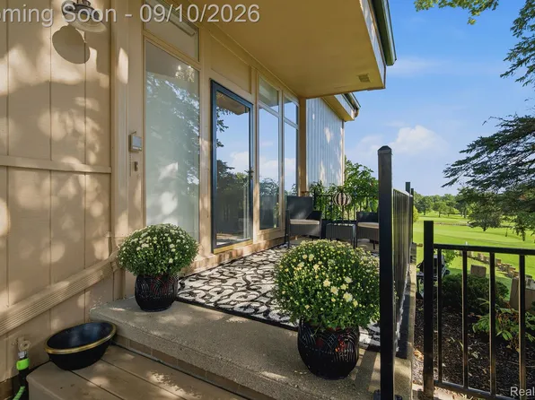 988 Golfview Ct, Rochester, MI 48307