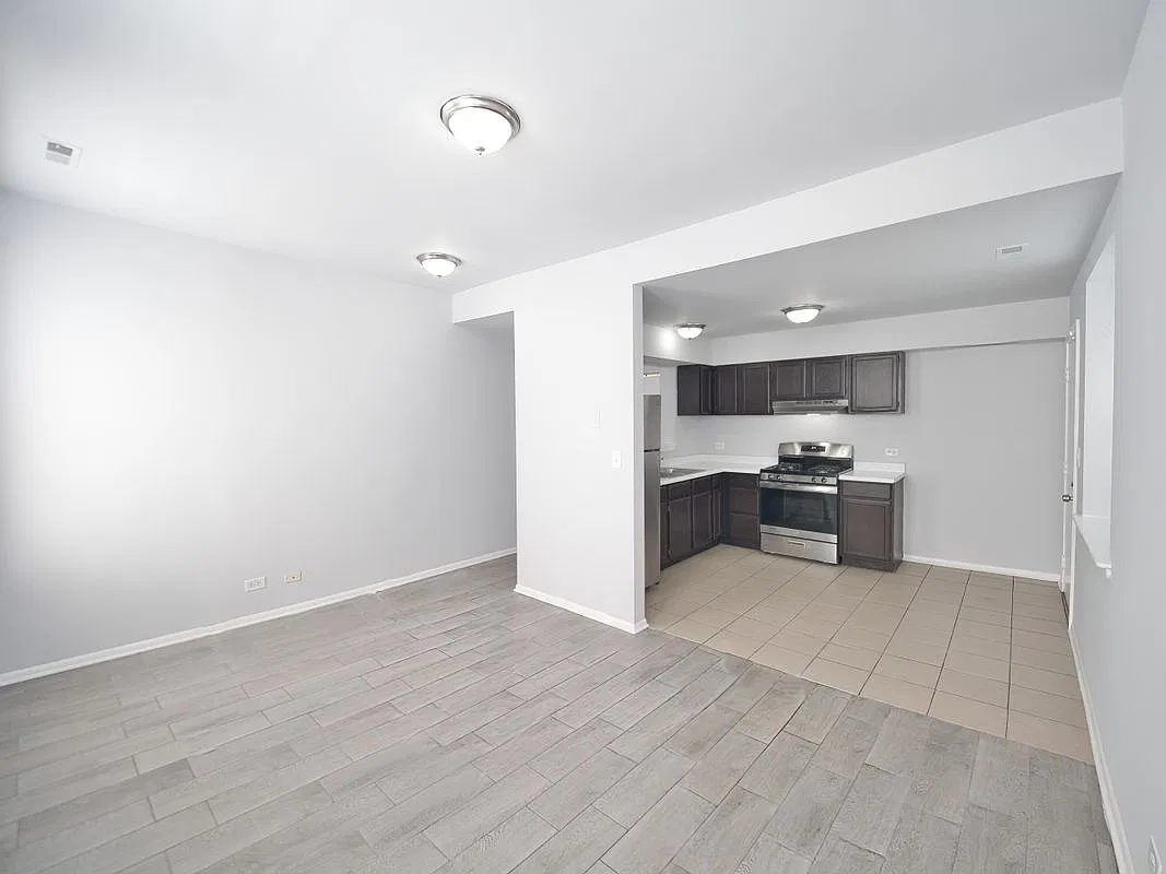 3 bed, 1.0 bath, 700 sqft, $1,400 — Photo 2