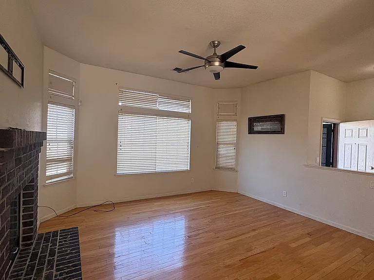 2534 Sunrise Ave — Photo 4