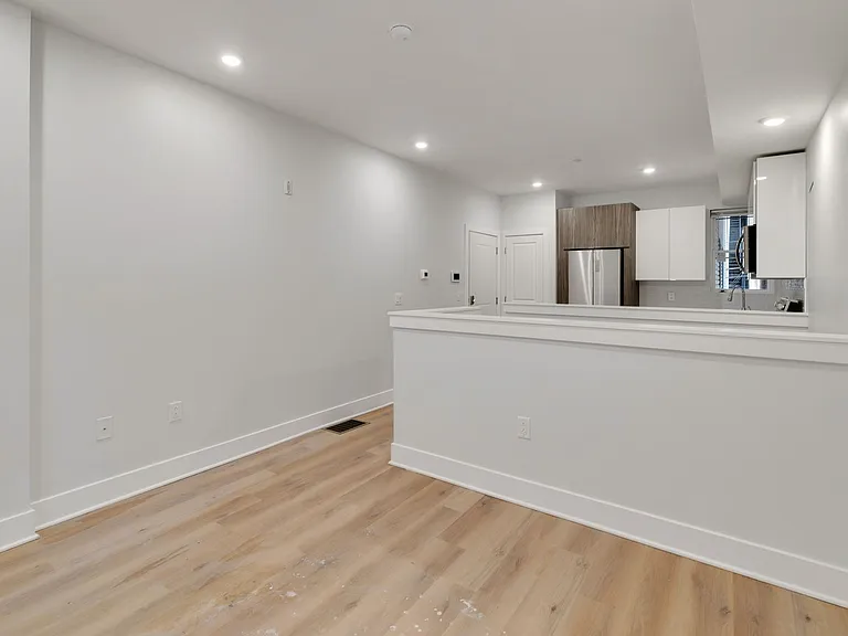 1723 Memorial Ave — Photo 13