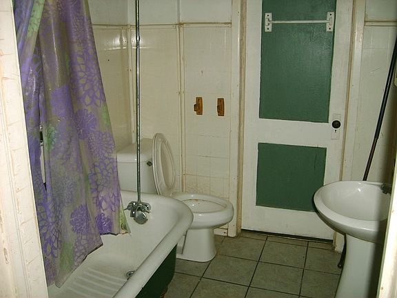 5th image of 909 E 10th St