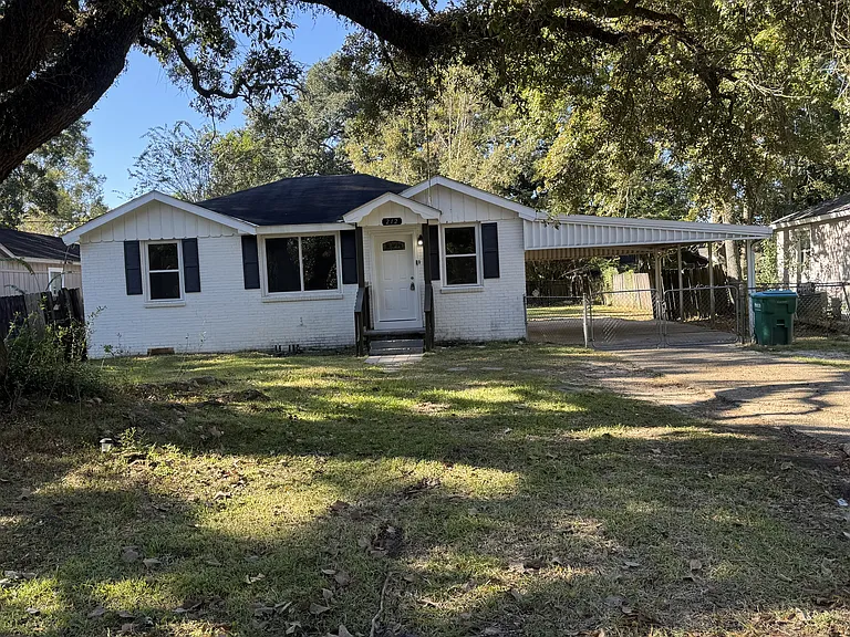 212 Hazelnut St — Photo 2