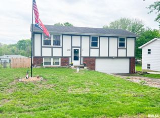 14720 N Grandview Dr, Chillicothe, IL 61523