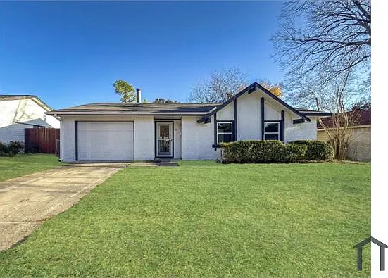 418 Clover Ln — Photo 2