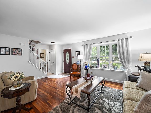 5th image of 67 Somers Ave