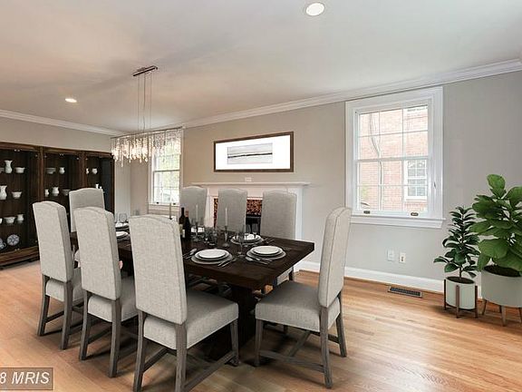 Dining Room (1 of 2)