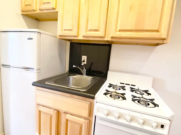 223 E 28th St #3A — Photo 4