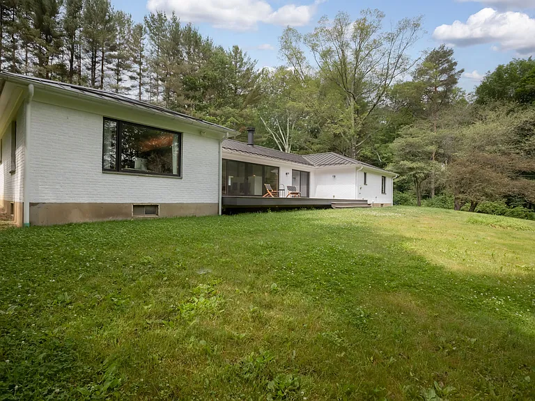 37 Canterbury Ln — Photo 22