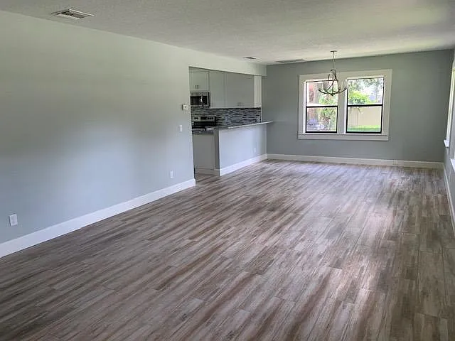 207 E Division St — Photo 2