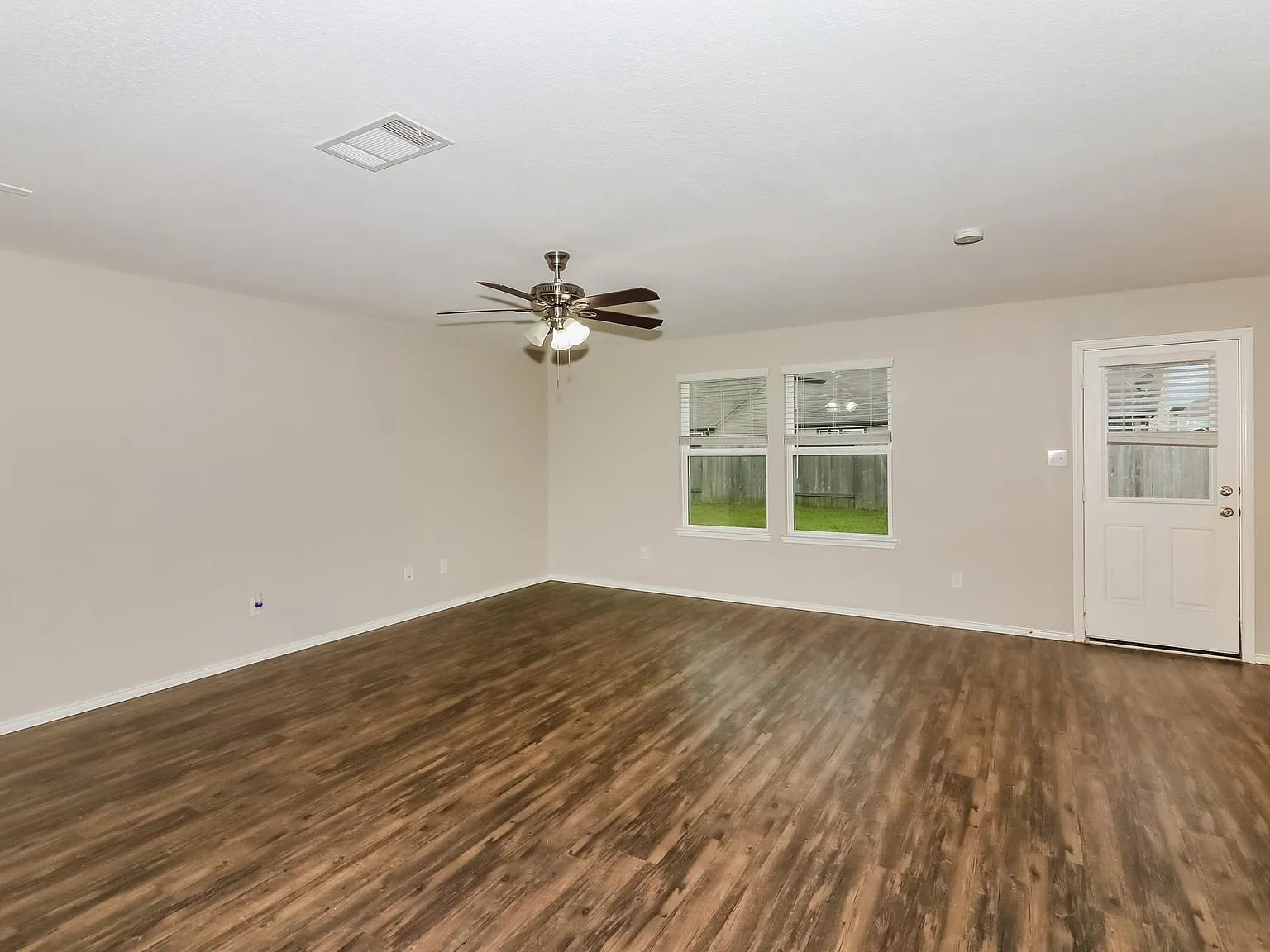 4 bed, 2.5 bath, 2763 sqft, $2,120 — Photo 3