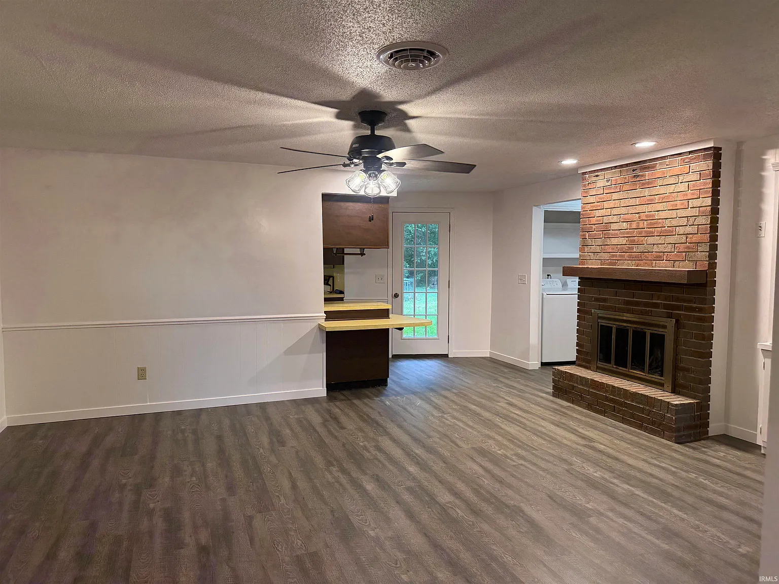 3 bed, 2.0 bath, 1402 sqft, $2,000 — Photo 3