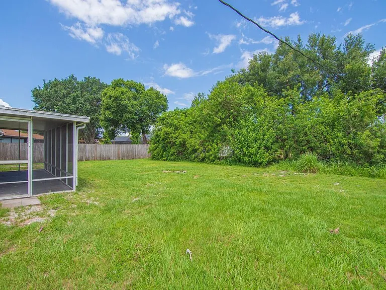 205 SW Voltair Ter — Photo 22