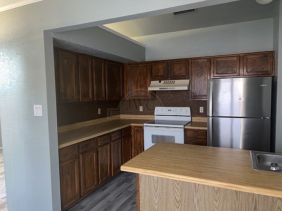 4th image of 2202 Hemlock Dr