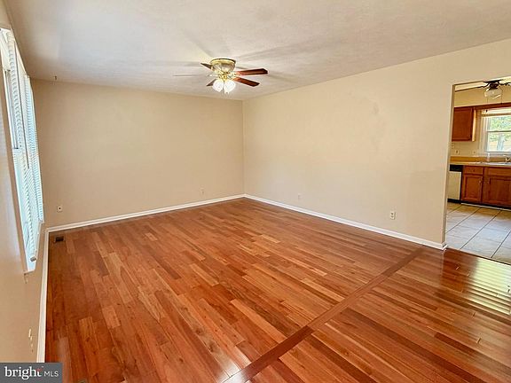 3rd image of 220 Tanglewood Ln