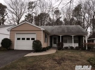 194 Berkshire Dr, Ridge, NY 11961