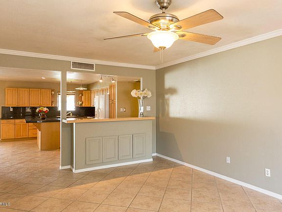 3rd image of 2022 E Oxford Dr