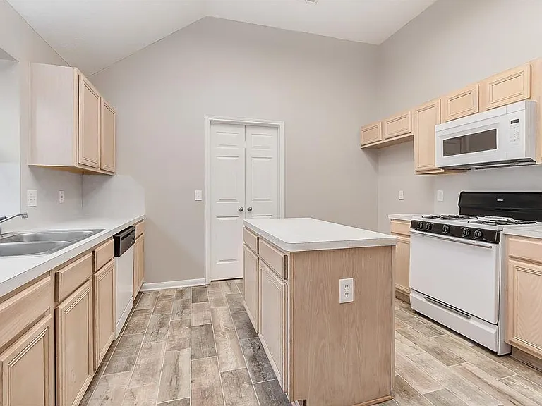 3026 Silver Spring Trl — Photo 15