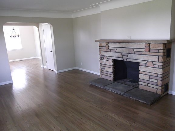 3rd image of 12211 Lakeshore Dr