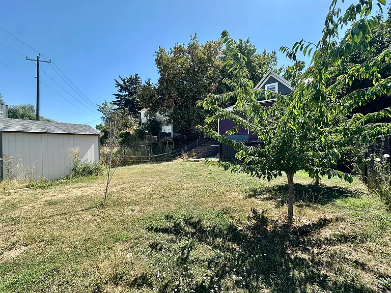 212 E Henley St — Photo 22