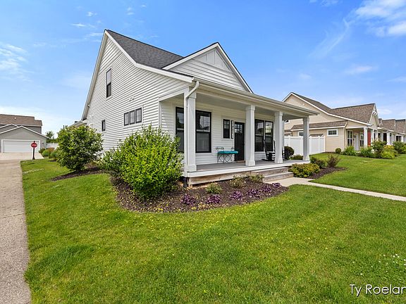 3rd image of 6927 E Cottage Ln NE