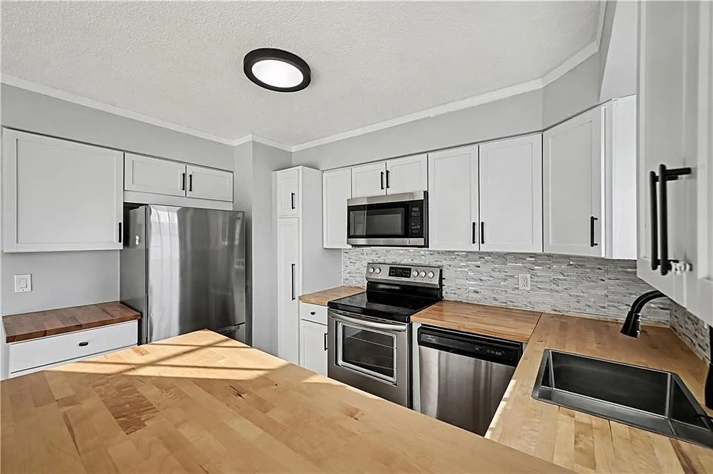2 bed, 1.5 bath, 1024 sqft, $1,500 — Photo 2