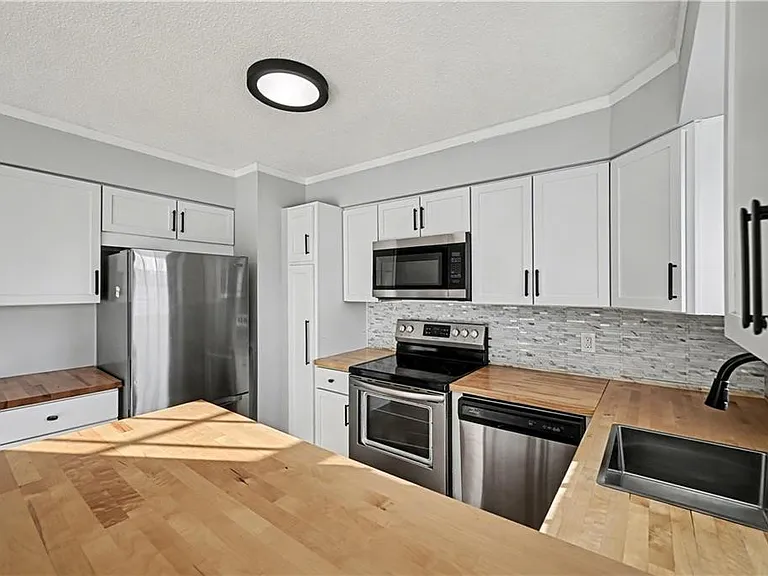 3615 NE 68th Ter — Photo 2