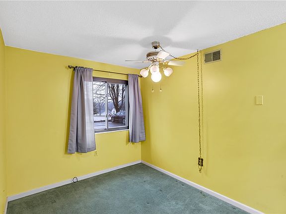 3rd image of 61 Strawberry Ln