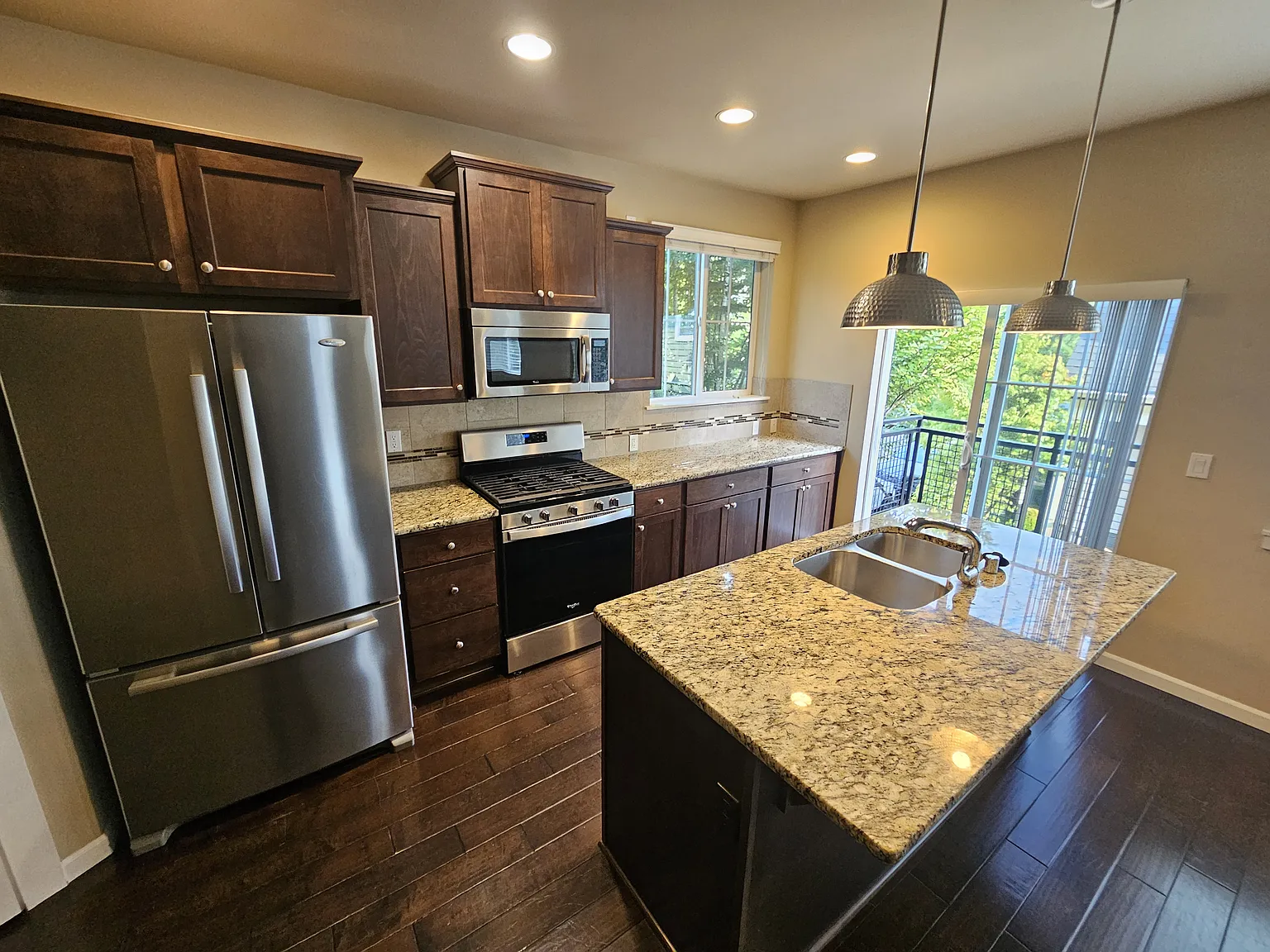3 bed, 1655 sqft, $3,450 — Photo 2