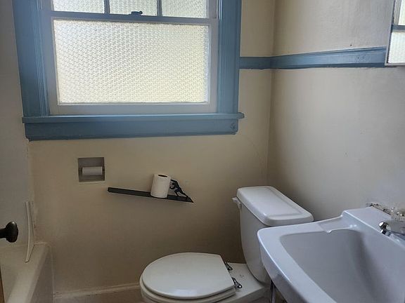 2nd image of 220 Bridge St