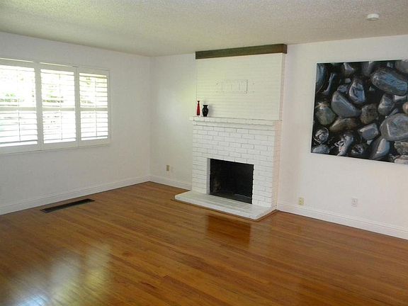 4th image of 2061 Quincy Ave