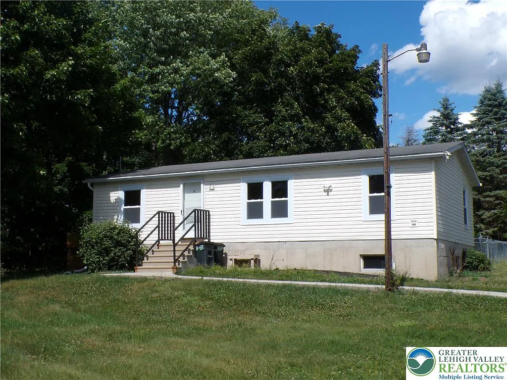 3 bed, 920 sqft, $1,950 — Photo 1