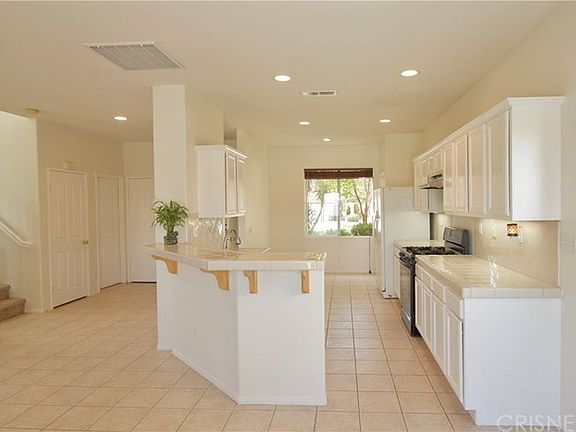 4th image of 29952 Crawford Pl