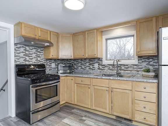 5th image of 215 Willard Pl