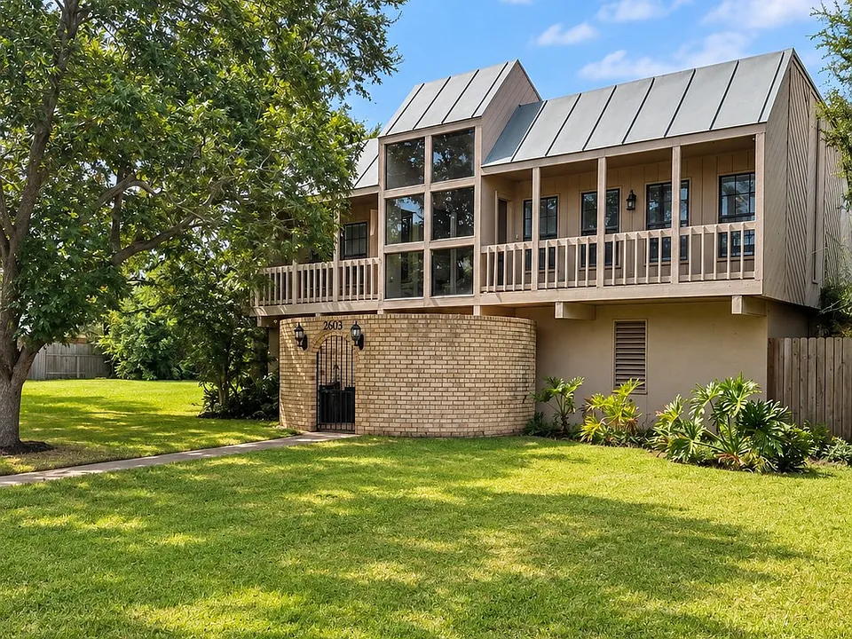 2305 Lazy Lake Dr