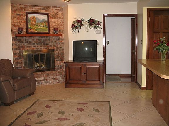 4th image of 751 Knob Hill Cir