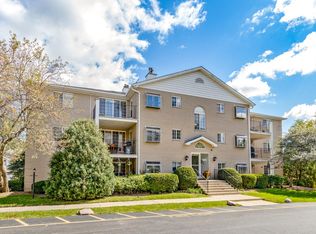 451 Valley Dr APT 202, Naperville, IL 60563