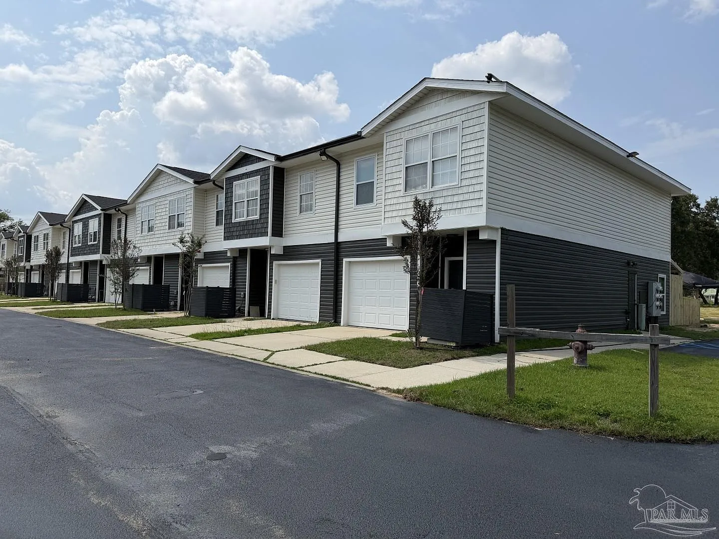 3 bed, 2.5 bath, 1610 sqft, $1,950 — Photo 2