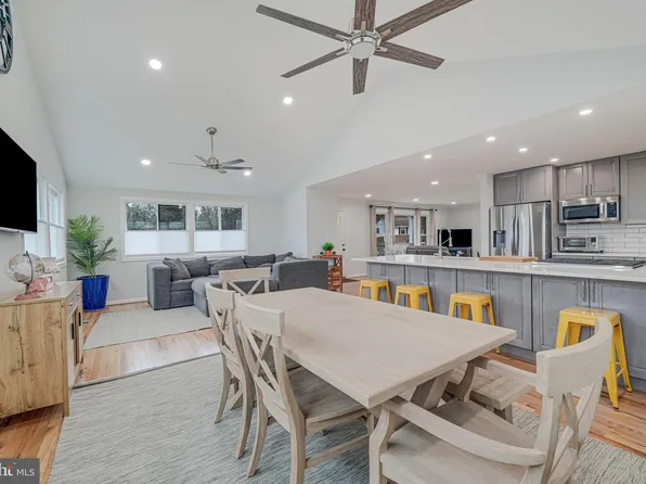 6812 Beechview Dr, Falls Church, VA 22042