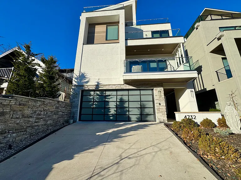 4732 Mercier St — Photo 2