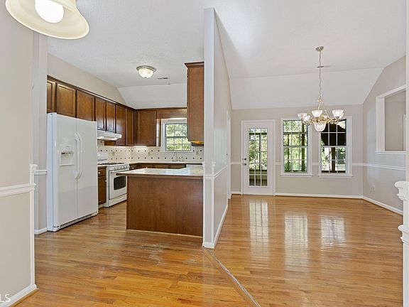 4th image of 93 Maygold St