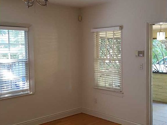 Central Coconut Grove. House for rent. 2 bed 1 bath. Charmin