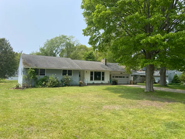 4871 Wickham Dr, Norton Shores, MI 49441