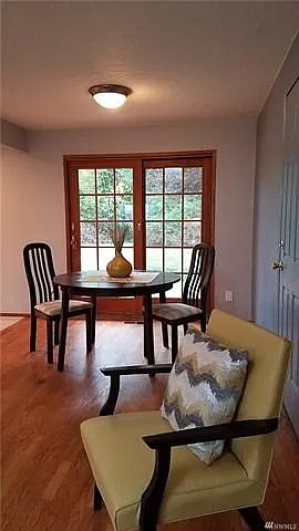 Dining space, facing the huge Gardener's dream