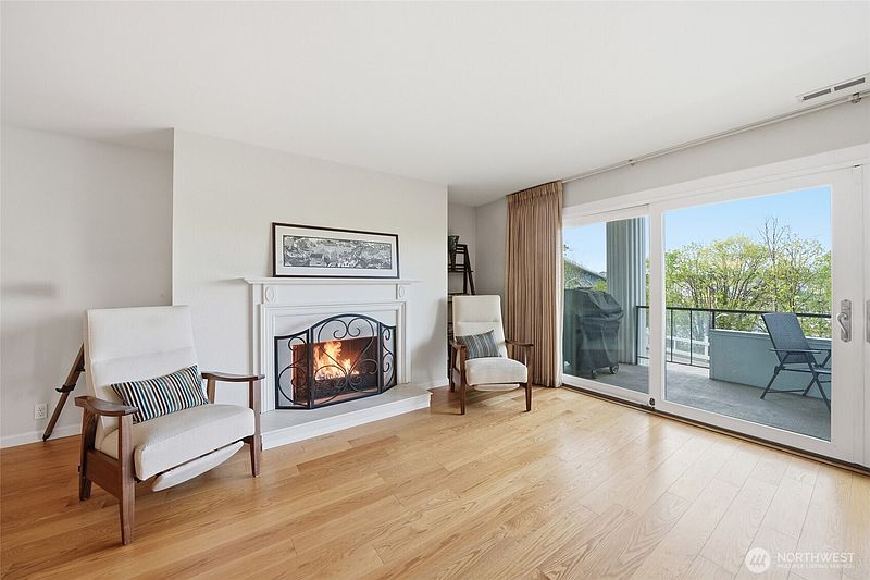 3rd image of 2565 Dexter Avenue N #103