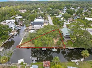 6134 Island Dr, Weeki Wachee, FL 34607