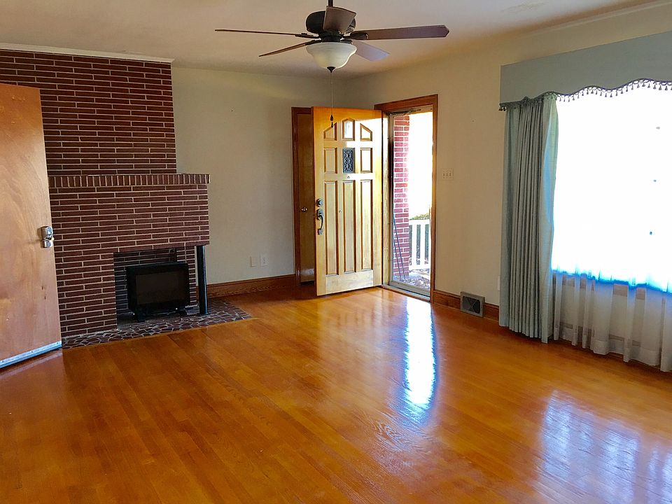 1st image of 305 Clover Ln